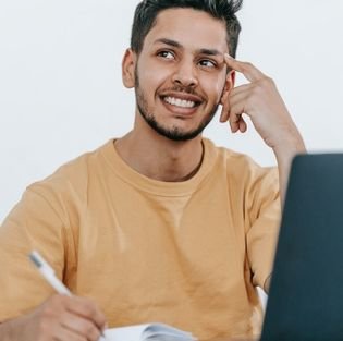 Homem pensando em nomes de meninos para seu filho