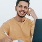 Homem pensando em nomes de meninos para seu filho