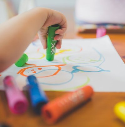 Criança brincando com giz
