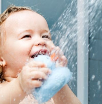 Benefícios do banho de chuveiro no bebê: Confira tudo!