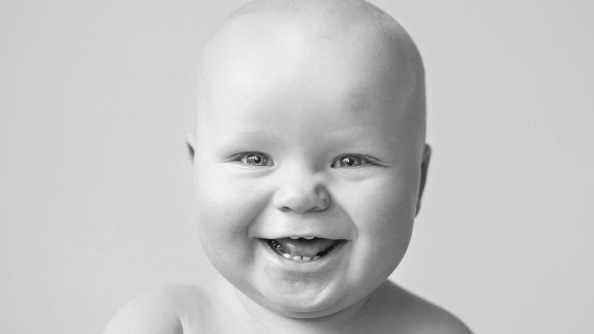 nen&eacute;m rindo em foto preto e branco