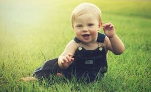 nenem engatinhando em grama nenem engatinhando em grama