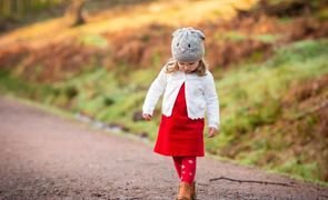 crianca caminhando com touca de coelhinho