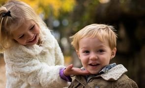 duas criancas brincando felizes duas criancas brincando felizes