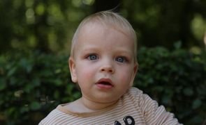 crianca de olhos azuis