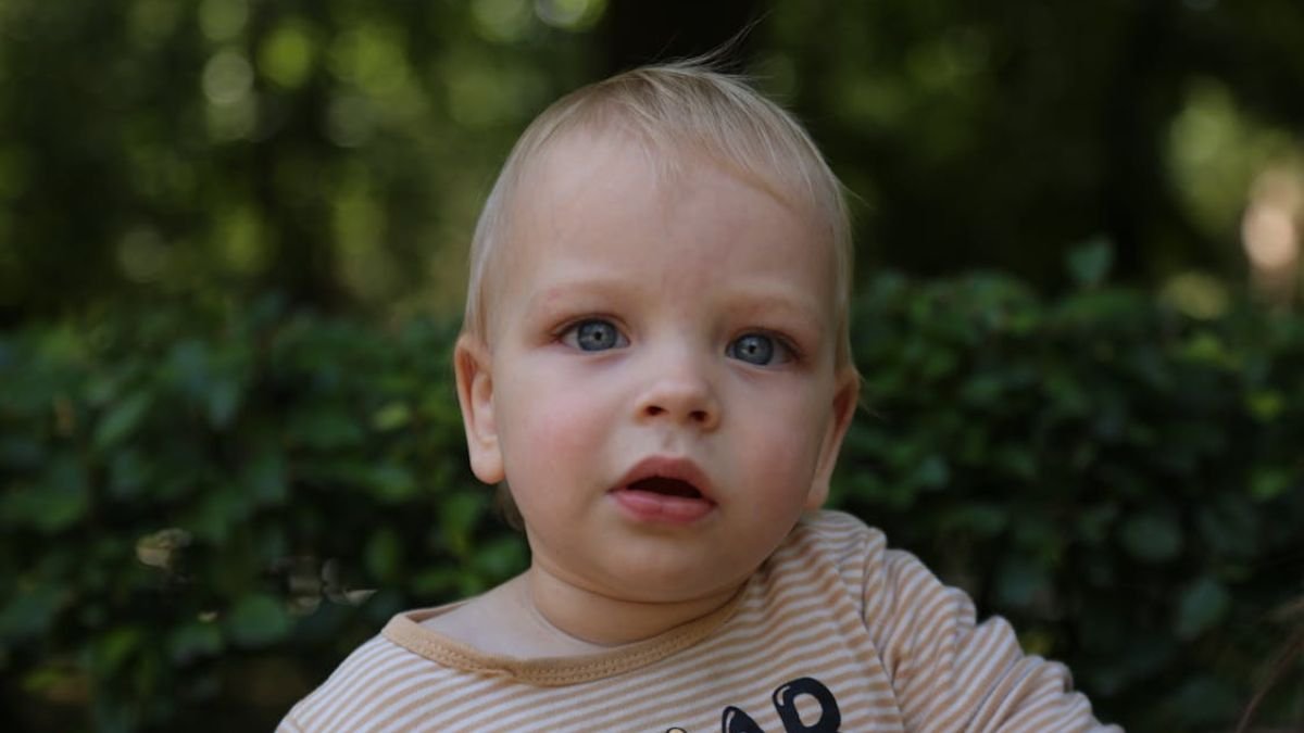 crianca de olhos azuis