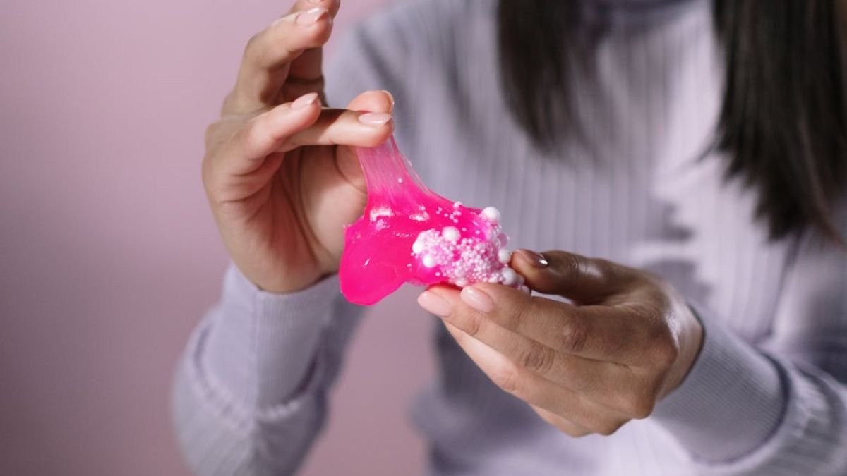 mulher brincando de slime